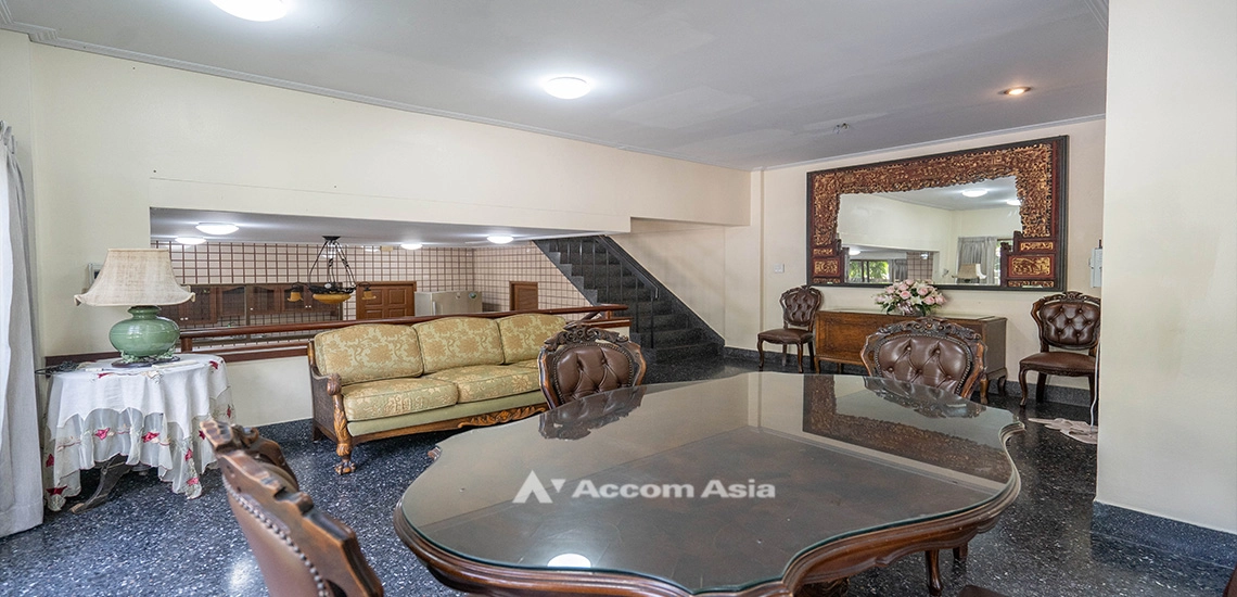 unit 4 Bedrooms  Townhouse For Rent in Sukhumvit, Bangkok  near BTS Thong Lo (AA22854)