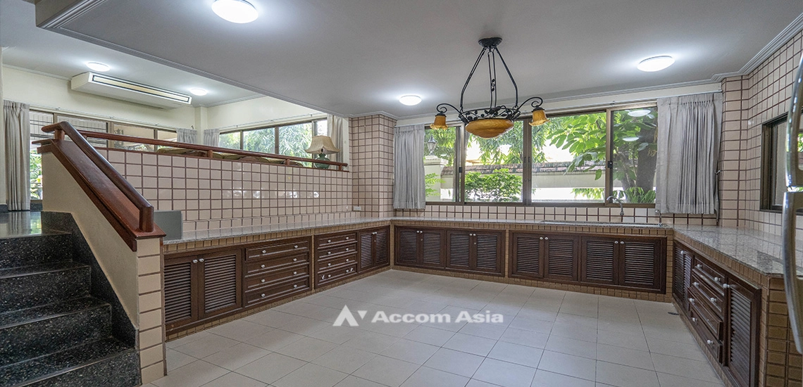 unit 4 Bedrooms  Townhouse For Rent in Sukhumvit, Bangkok  near BTS Thong Lo (AA22854)