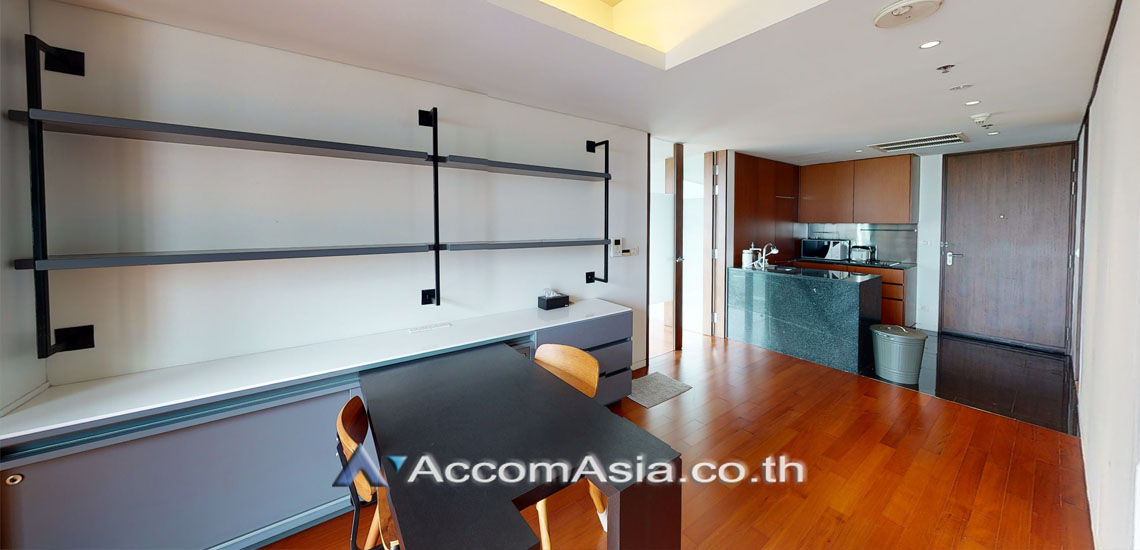 unit 1 Bedroom  Condominium For Rent in Ploenchit, Bangkok  near BTS Ratchadamri (AA22861)