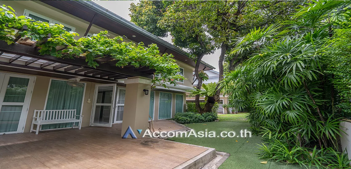  3 Bedrooms  House For Rent in Sukhumvit, Bangkok  near BTS Ekkamai (AA22906)