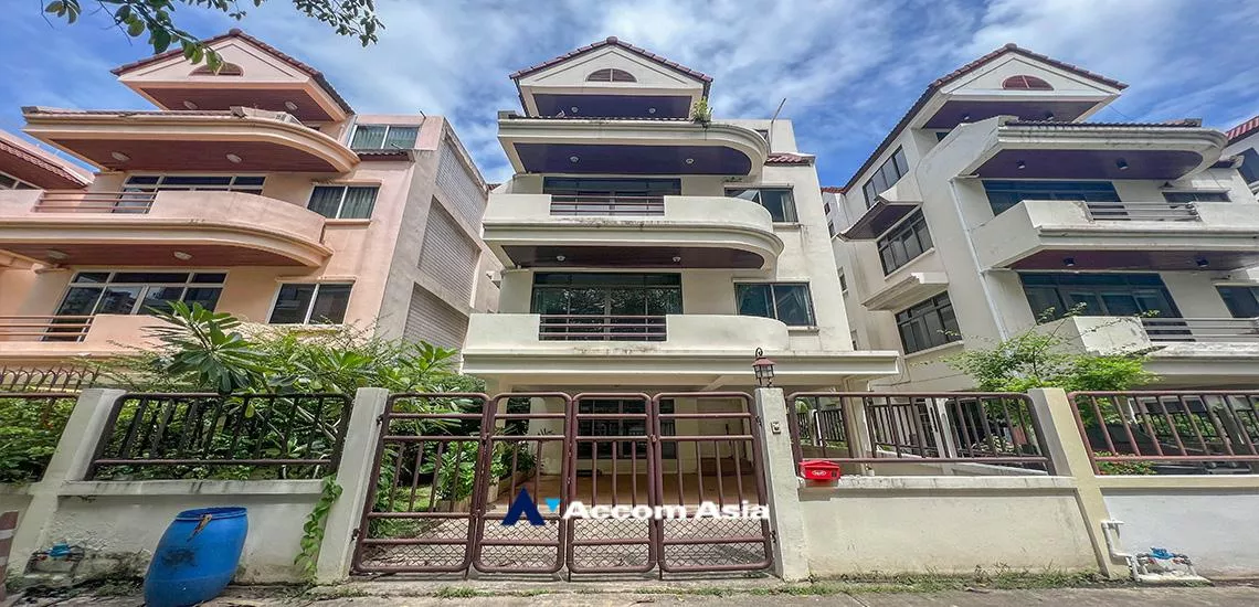  4 Bedrooms  House For Rent in Sukhumvit, Bangkok  near BTS Phrom Phong (AA22965)