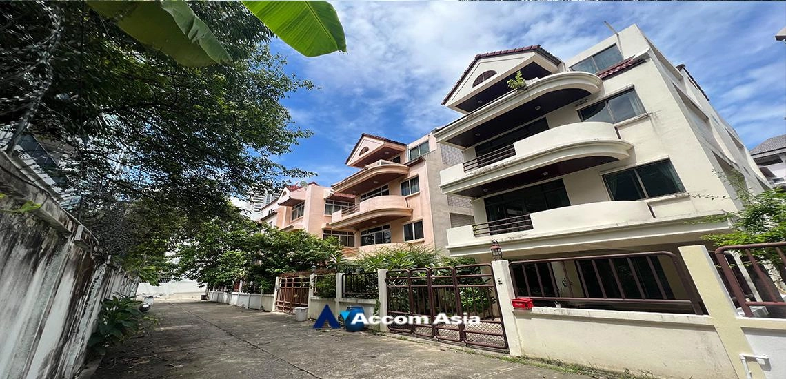 unitHome Office | Spacious 4-storey house with parking and private corner yard (AA22965)