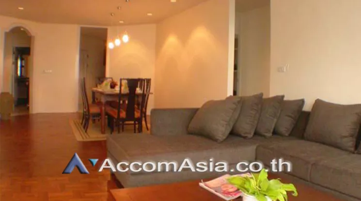  3 Bedrooms  Apartment For Rent in Silom, Bangkok  near BTS Chong Nonsi (13615)