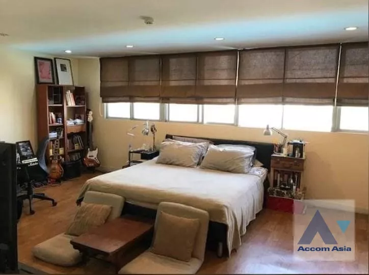 unit 4 Bedrooms  Condominium For Rent in Sukhumvit, Bangkok  near BTS Ekkamai (AA23000)