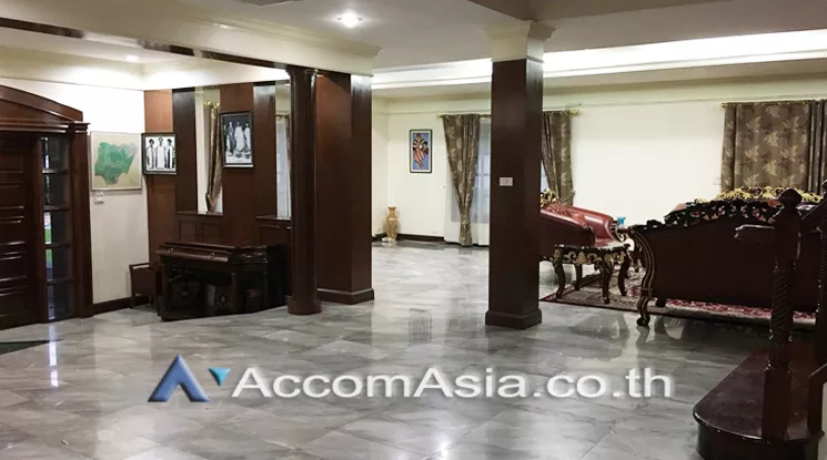  6 Bedrooms  House For Sale in Pattanakarn, Bangkok  near ARL Hua Mak (AA23079)