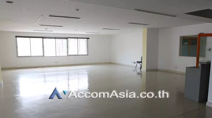 unit Office space For Rent in Sukhumvit, Bangkok  near BTS Ekkamai (AA23088)