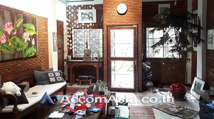  3 Bedrooms  House For Rent in Sukhumvit, Bangkok  near BTS Phrom Phong (AA23180)