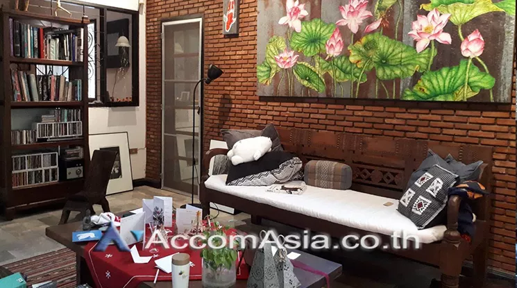  3 Bedrooms  House For Rent in Sukhumvit, Bangkok  near BTS Phrom Phong (AA23180)