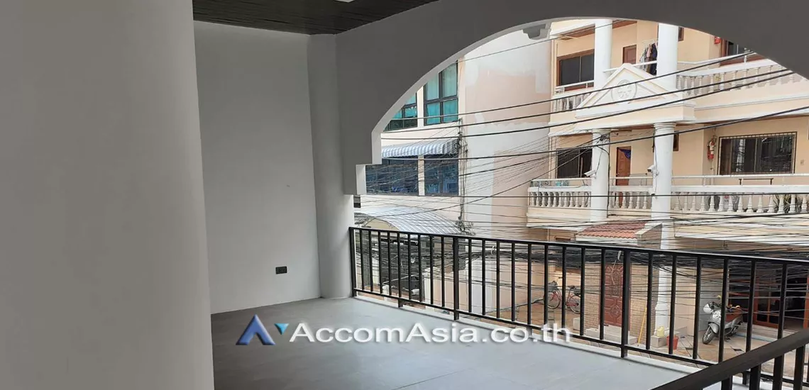 Home Office |  4 Bedrooms  Townhouse For Rent in Sukhumvit, Bangkok  near BTS Thong Lo (AA23192)