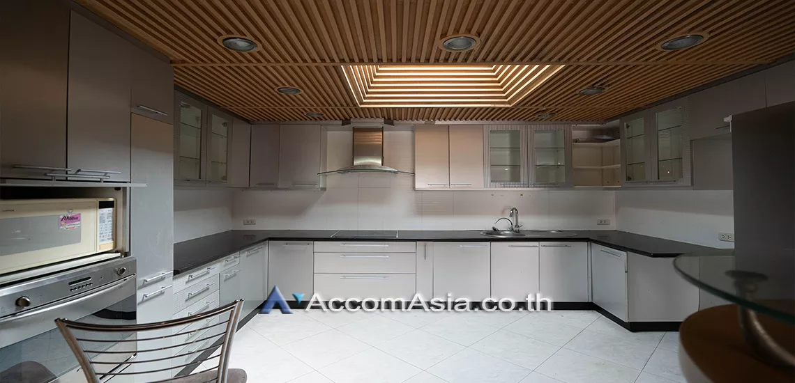  5 Bedrooms  Townhouse For Rent in Sukhumvit, Bangkok  near BTS Thong Lo (AA23230)