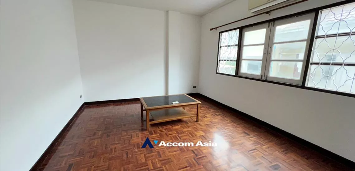  5 Bedrooms  Townhouse For Rent in Sukhumvit, Bangkok  near BTS Thong Lo (AA23233)