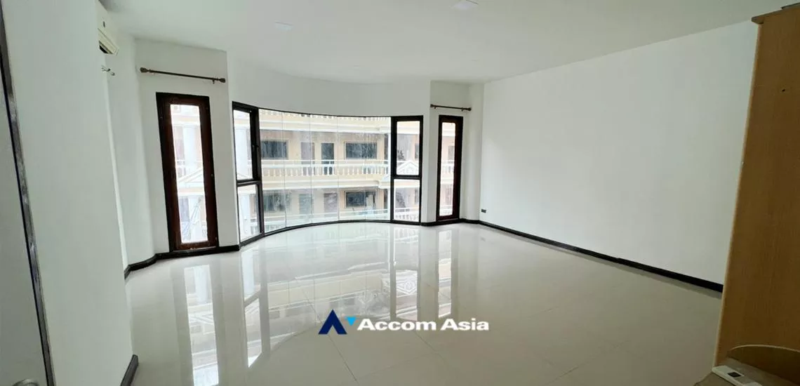  5 Bedrooms  Townhouse For Rent in Sukhumvit, Bangkok  near BTS Thong Lo (AA23233)