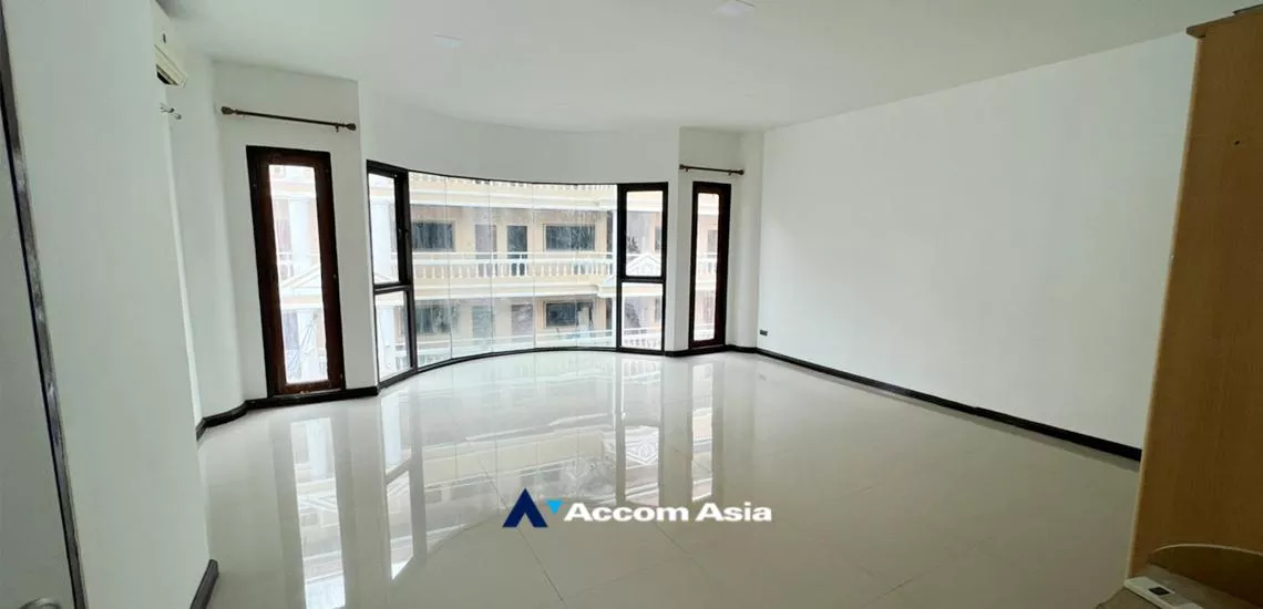 unit 5 Bedrooms  Townhouse For Rent in Sukhumvit, Bangkok  near BTS Thong Lo (AA23233)