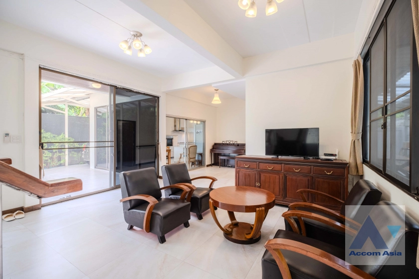 unitPet friendly |  4 Bedrooms  House For Rent in Sukhumvit, Bangkok  near BTS Ekkamai (AA23297)