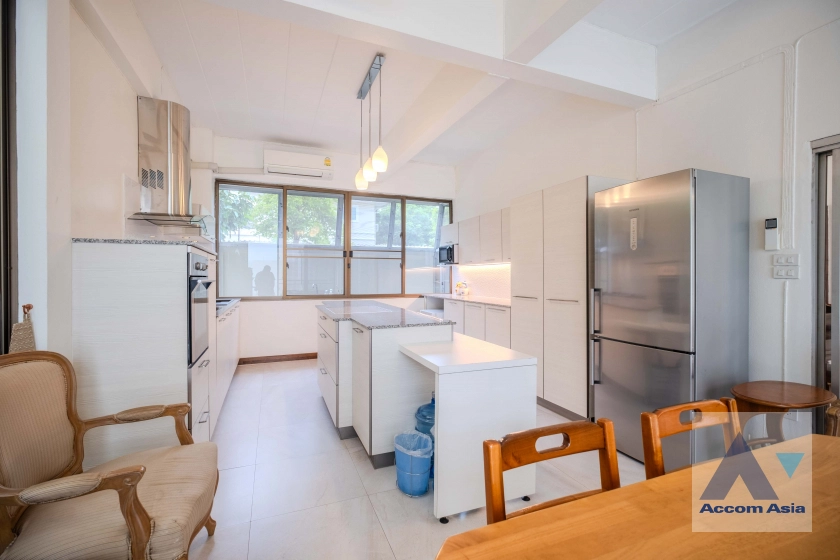 unitPet friendly |  4 Bedrooms  House For Rent in Sukhumvit, Bangkok  near BTS Ekkamai (AA23297)