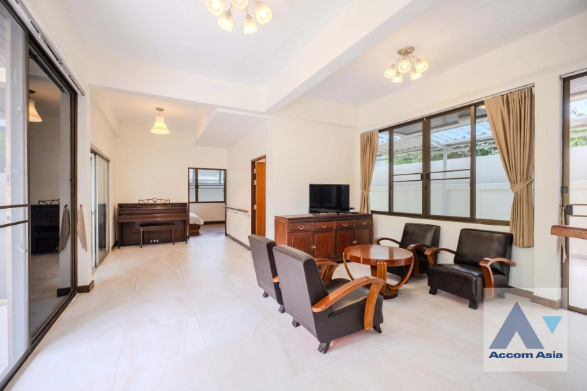 unitPet friendly |  4 Bedrooms  House For Rent in Sukhumvit, Bangkok  near BTS Ekkamai (AA23297)