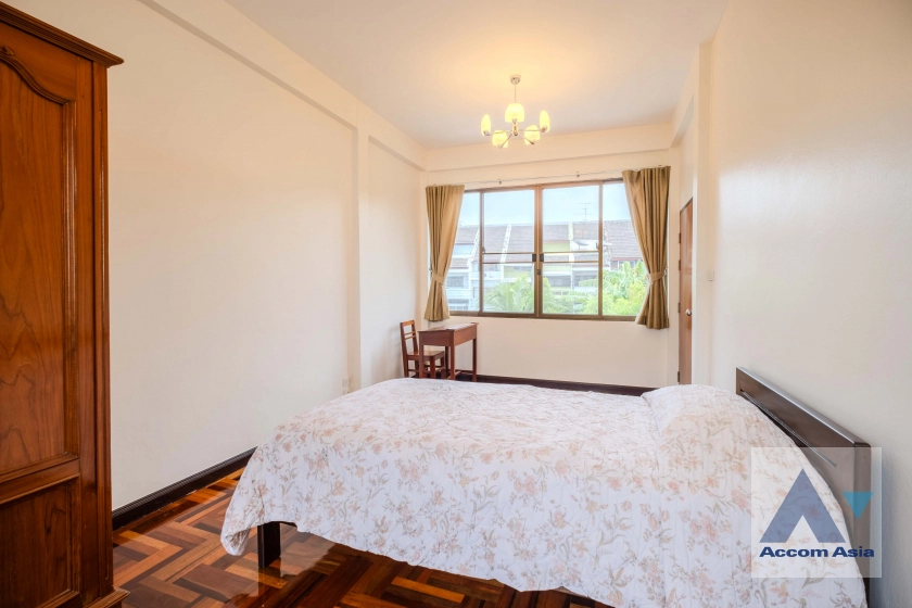 32  4 br House For Rent in Sukhumvit ,Bangkok BTS Ekkamai AA23297