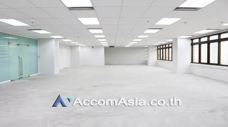  2  Office Space For Rent in Ploenchit ,Bangkok MRT Lumphini at Sindhorn Tower AA23320