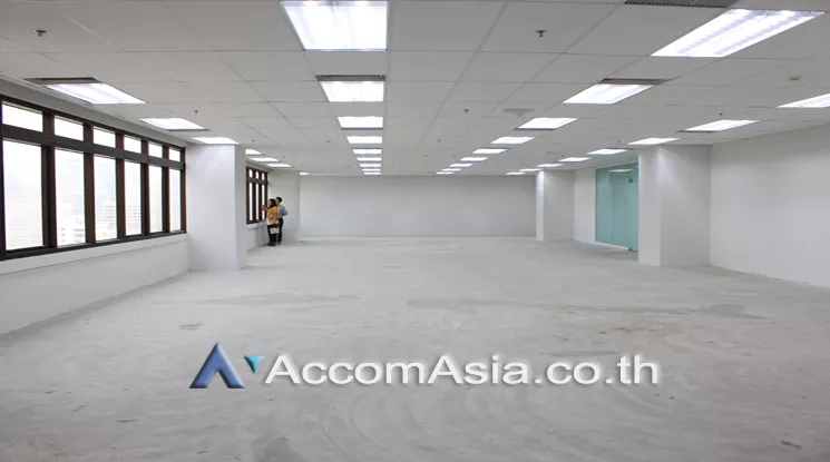  1  Office Space For Rent in Ploenchit ,Bangkok MRT Lumphini at Sindhorn Tower AA23320