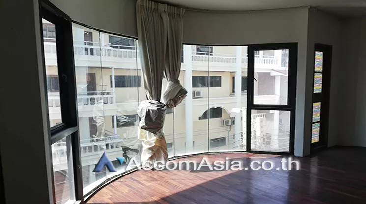  3 Bedrooms  Townhouse For Rent in Sukhumvit, Bangkok  near BTS Thong Lo (AA23501)