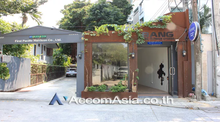 unit Studio  Retail / showroom For Rent & Sale in Sukhumvit, Bangkok  near BTS Thong Lo (AA23599)