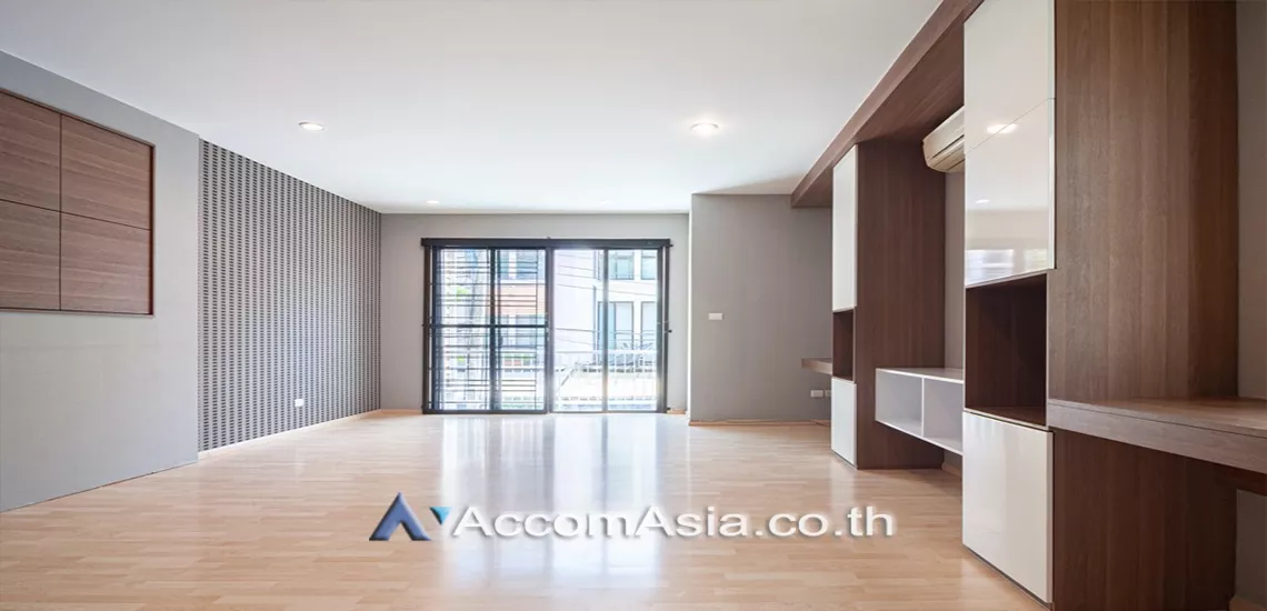 Corner Unit, Pet friendly |  3 Bedrooms  Townhouse For Rent & Sale in Pattanakarn, Bangkok  near BTS On Nut (AA23682)