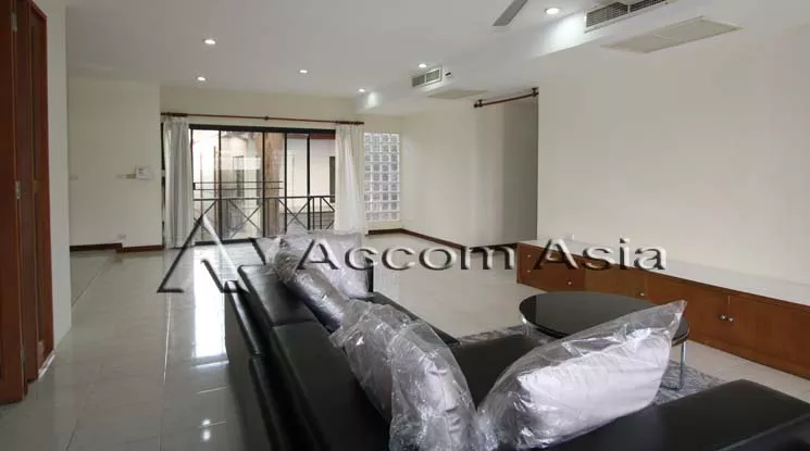  3 Bedrooms  Apartment For Rent in Sukhumvit, Bangkok  near BTS Phrom Phong (2017401)