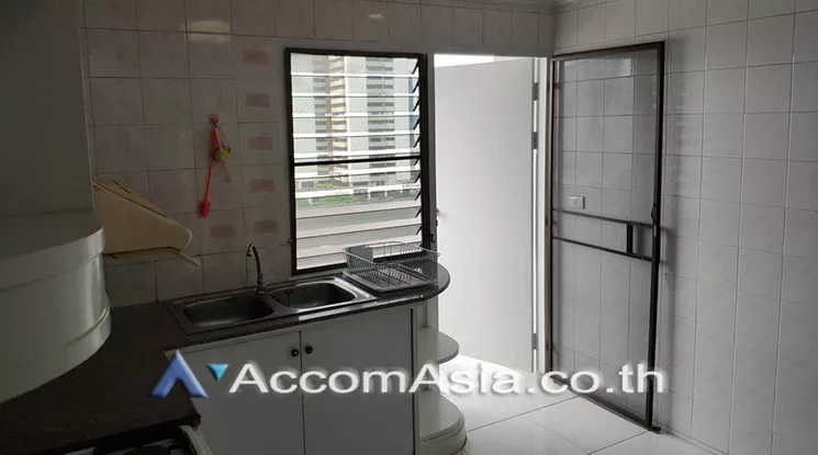 unit 3 Bedrooms  Condominium For Rent in Sukhumvit, Bangkok  near BTS Ekkamai (AA23716)