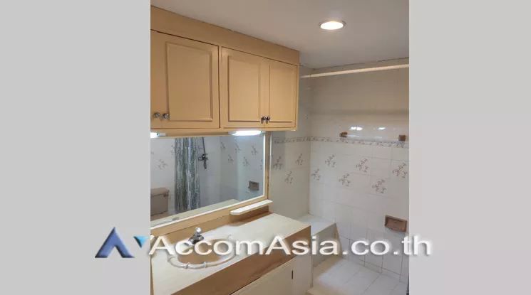 unit 3 Bedrooms  Condominium For Rent in Sukhumvit, Bangkok  near BTS Ekkamai (AA23716)