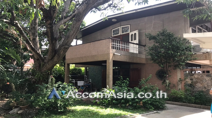 unit 5 Bedrooms  House For Rent & Sale in Sukhumvit, Bangkok  near BTS Ekkamai (AA23830)