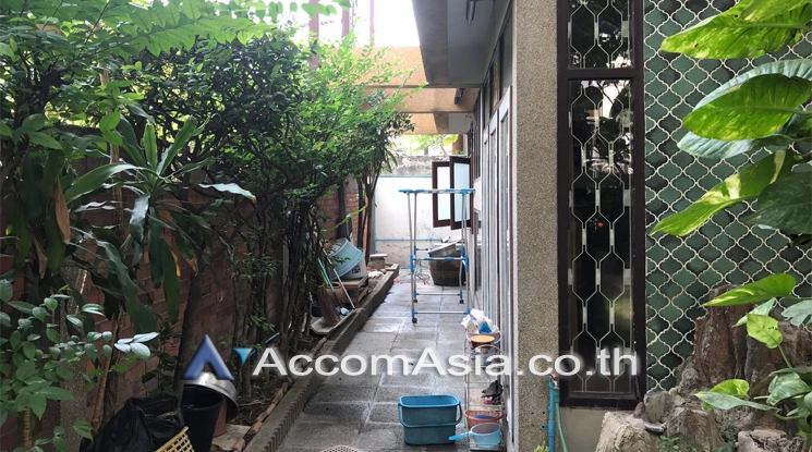 unit 5 Bedrooms  House For Rent & Sale in Sukhumvit, Bangkok  near BTS Ekkamai (AA23830)
