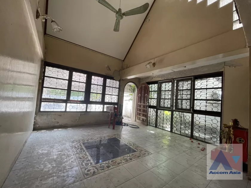  3 Bedrooms  Townhouse For Sale in Sukhumvit, Bangkok  near BTS Phrom Phong (AA23929)