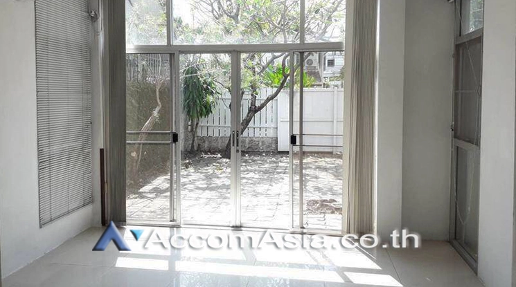 unit 3 Bedrooms  Townhouse For Rent & Sale in Sathorn, Bangkok  near BTS Surasak (AA23948)