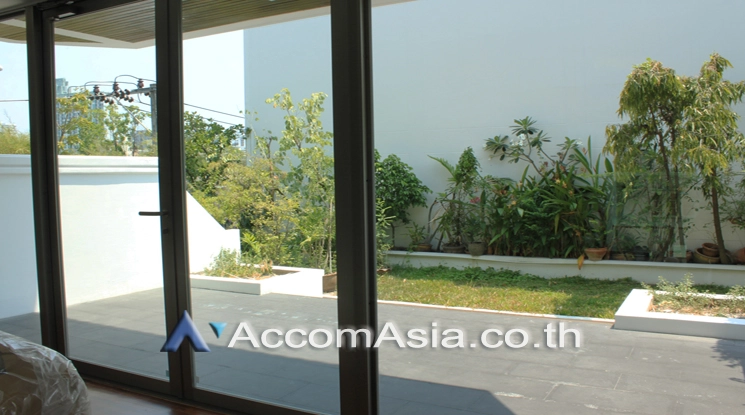 Pet friendly |  3 Bedrooms  Townhouse For Rent & Sale in Sukhumvit, Bangkok  near BTS Thong Lo (AA23999)