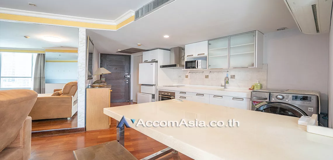  2 Bedrooms  Condominium For Rent in Ploenchit, Bangkok  near BTS Chitlom (23717)