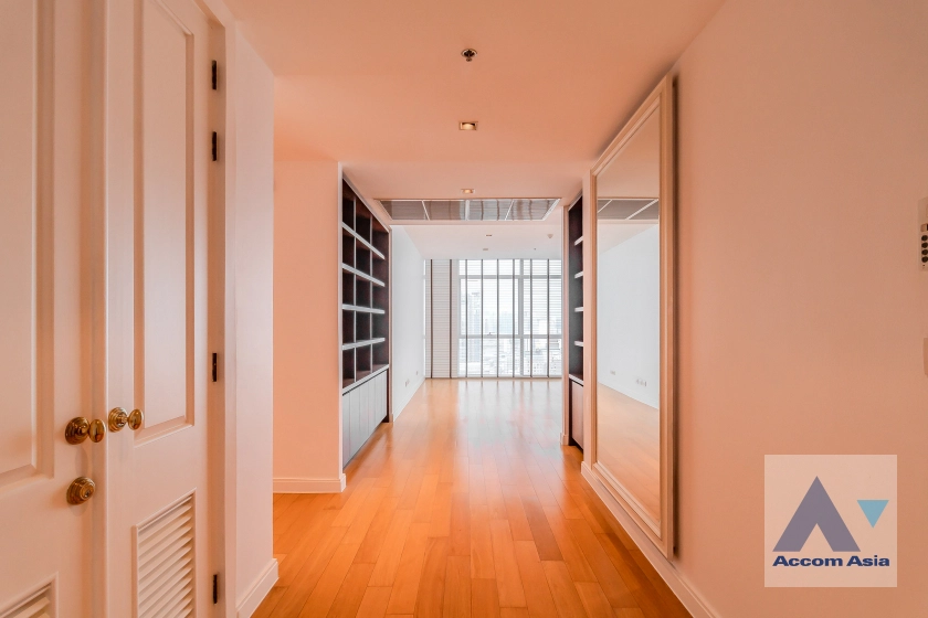 unit 4 Bedrooms  Condominium For Rent in Ploenchit, Bangkok  near BTS Ploenchit (AA24066)