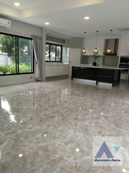 unit 4 Bedrooms  House For Rent in Sukhumvit, Bangkok  near BTS Phrom Phong (AA24155)