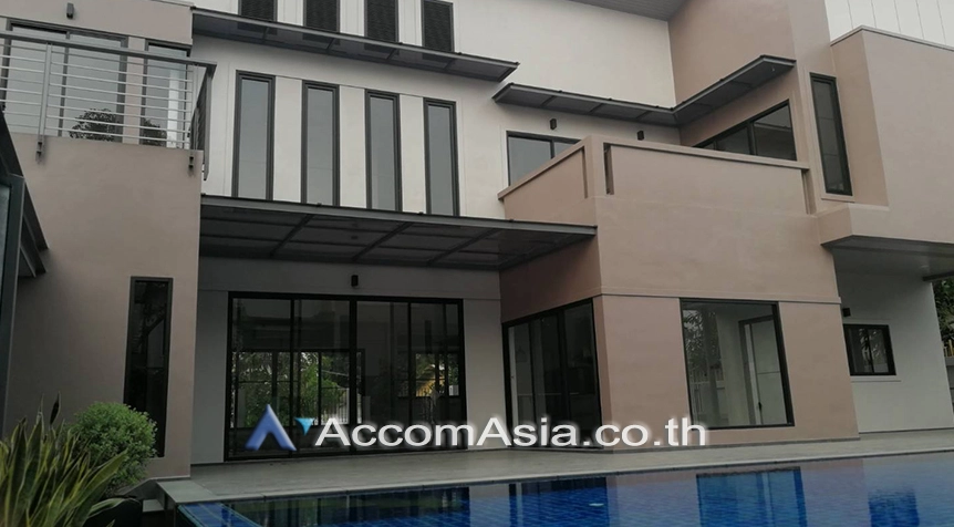  4 Bedrooms  House For Rent in Sukhumvit, Bangkok  near BTS Phrom Phong (AA24156)