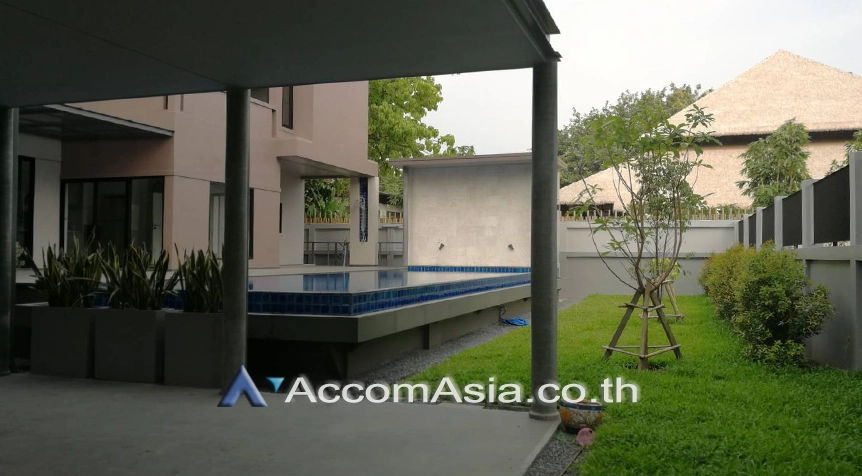  4 Bedrooms  House For Rent in Sukhumvit, Bangkok  near BTS Phrom Phong (AA24156)
