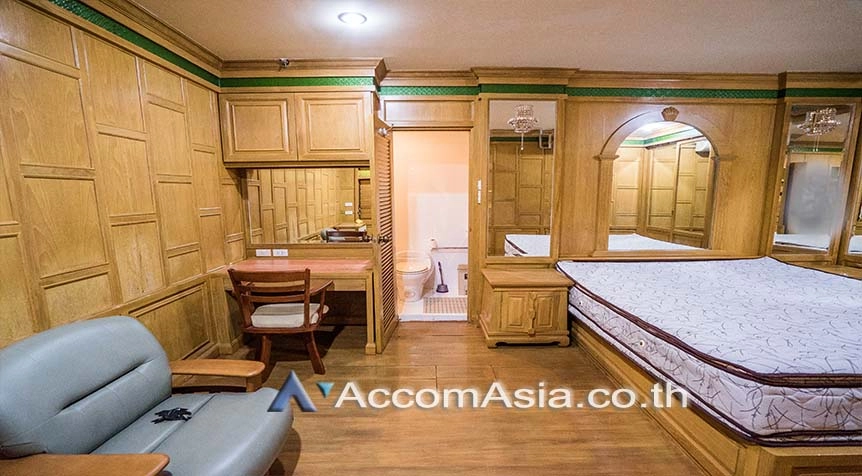 unit 4 Bedrooms  Condominium For Rent in Sukhumvit, Bangkok  near BTS Nana (23734)