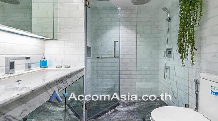 11  2 br Condominium For Sale in Silom ,Bangkok BTS Surasak at Nusa State Tower AA24186