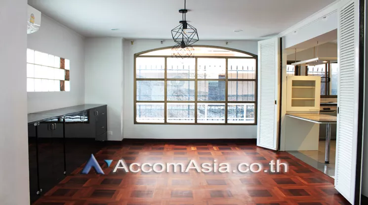 Pet friendly |  3 Bedrooms  Townhouse For Rent & Sale in Sukhumvit, Bangkok  near BTS Phrom Phong (AA24300)