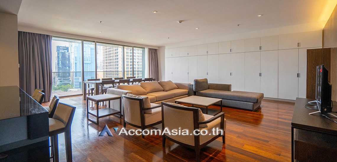 4 Bedrooms  Apartment For Rent in Sukhumvit, Bangkok  near BTS Phrom Phong (AA24304)