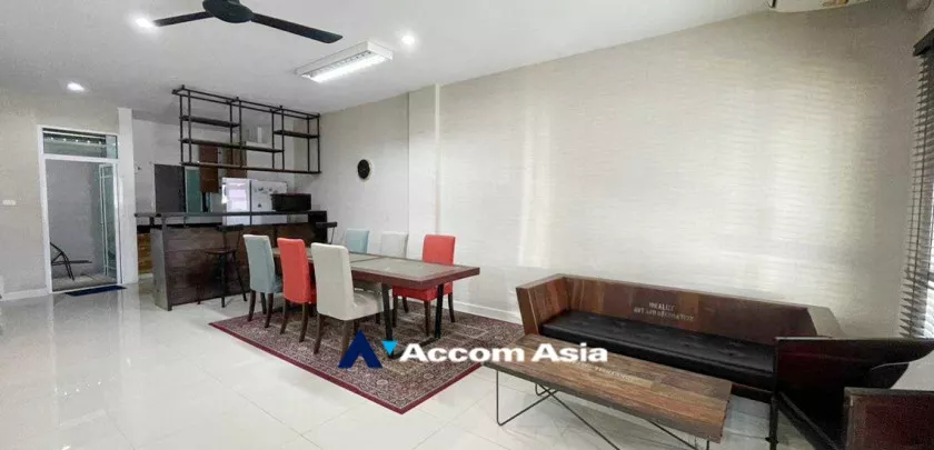 Home Office |  4 Bedrooms  Townhouse For Rent in Sukhumvit, Bangkok  near BTS Bang Chak (AA24309)