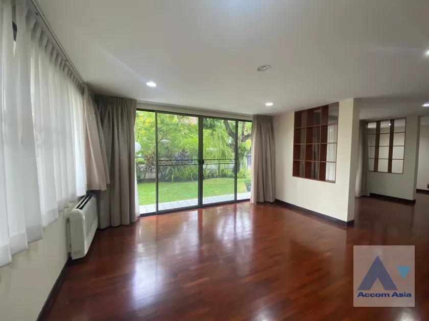 unit 5 Bedrooms  House For Rent in Sukhumvit, Bangkok  near BTS Thong Lo (AA24348)