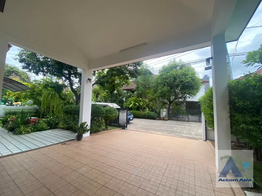  5 Bedrooms  House For Rent in Sukhumvit, Bangkok  near BTS Thong Lo (AA24348)
