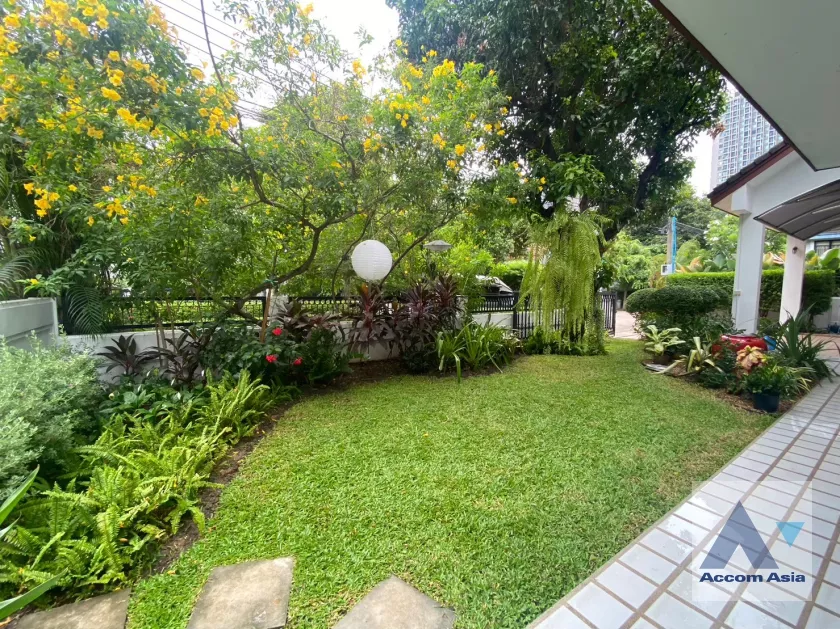  5 Bedrooms  House For Rent in Sukhumvit, Bangkok  near BTS Thong Lo (AA24348)