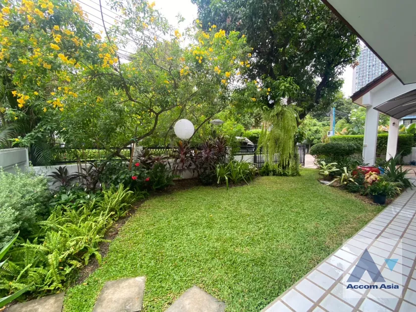 unit 5 Bedrooms  House For Rent in Sukhumvit, Bangkok  near BTS Thong Lo (AA24348)