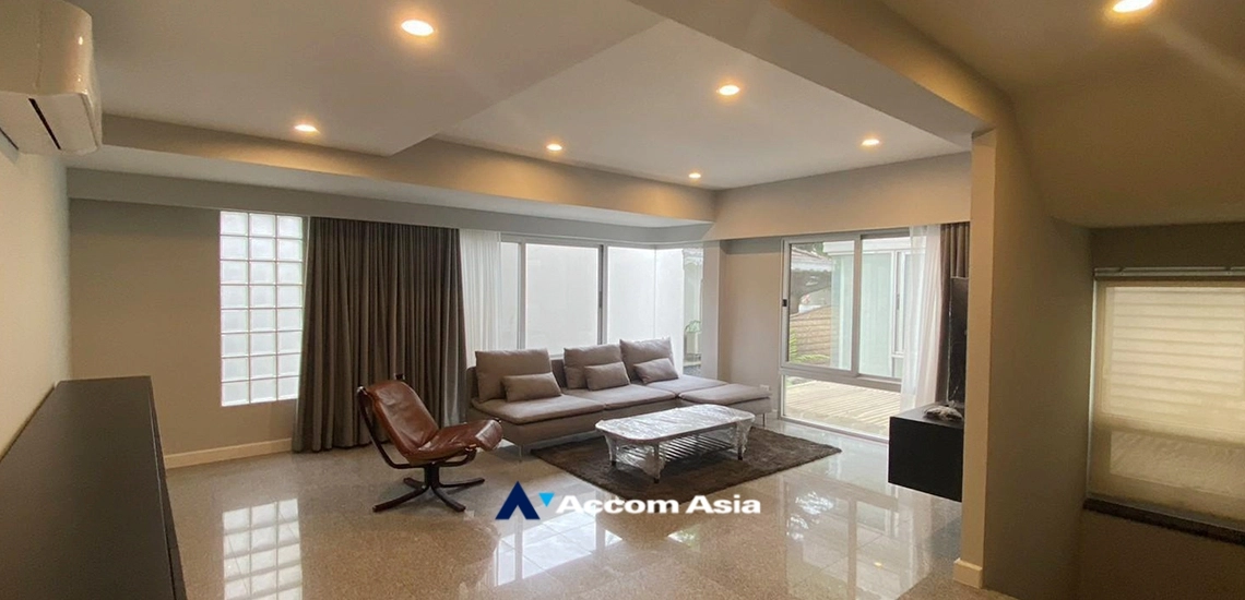  4 Bedrooms  House For Rent in Sukhumvit, Bangkok  near BTS Phrom Phong (AA24413)