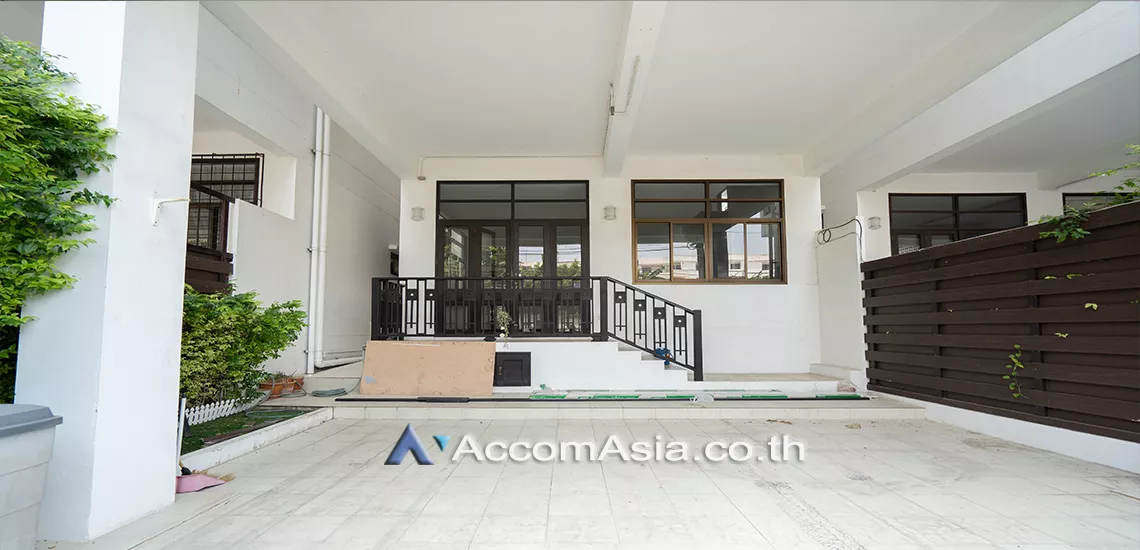 Home Office |  3 Bedrooms  Townhouse For Rent in Sukhumvit, Bangkok  near BTS Phra khanong (AA24452)